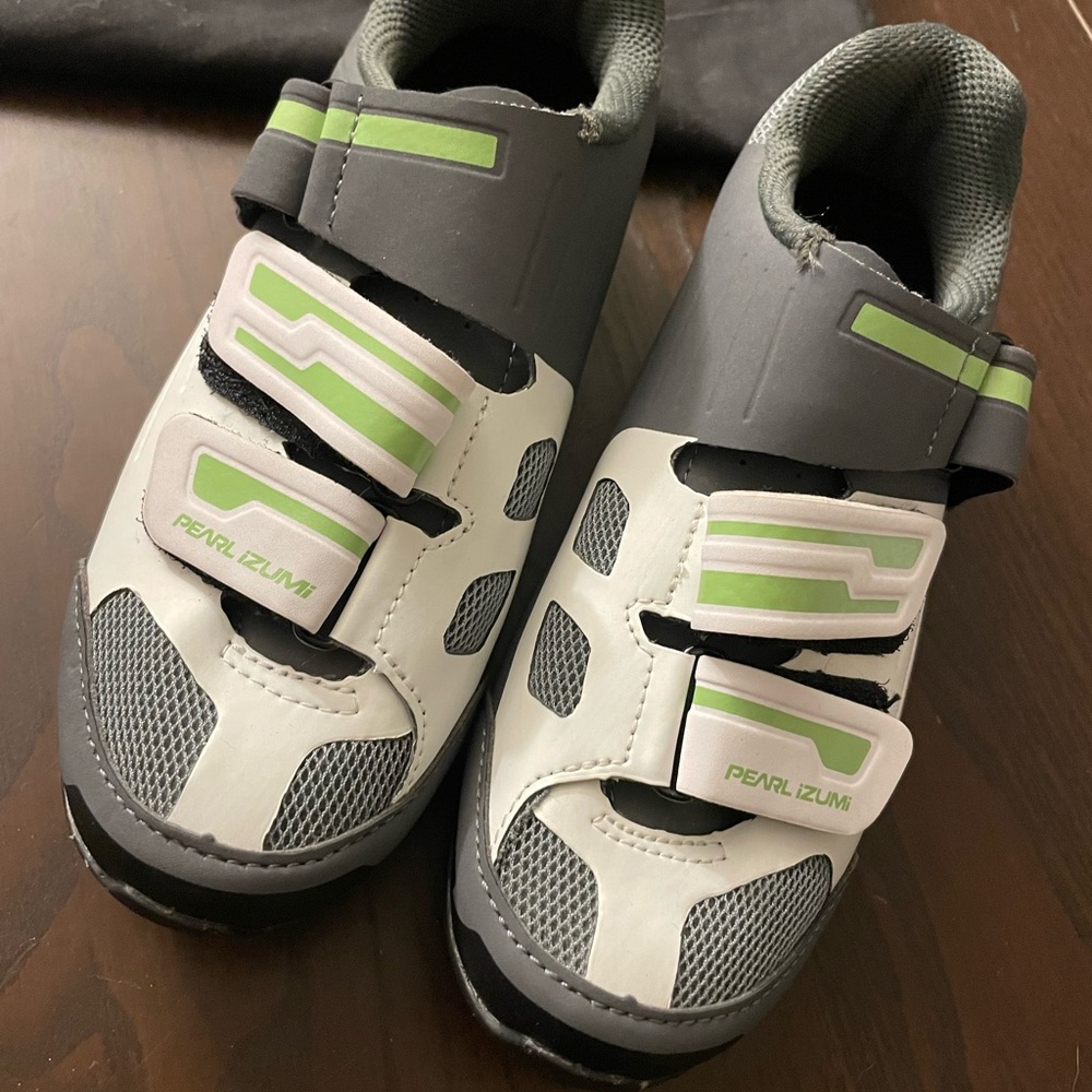 Pearl IZUMi biking shoes, with delta cleats - Size 36 (women’s)